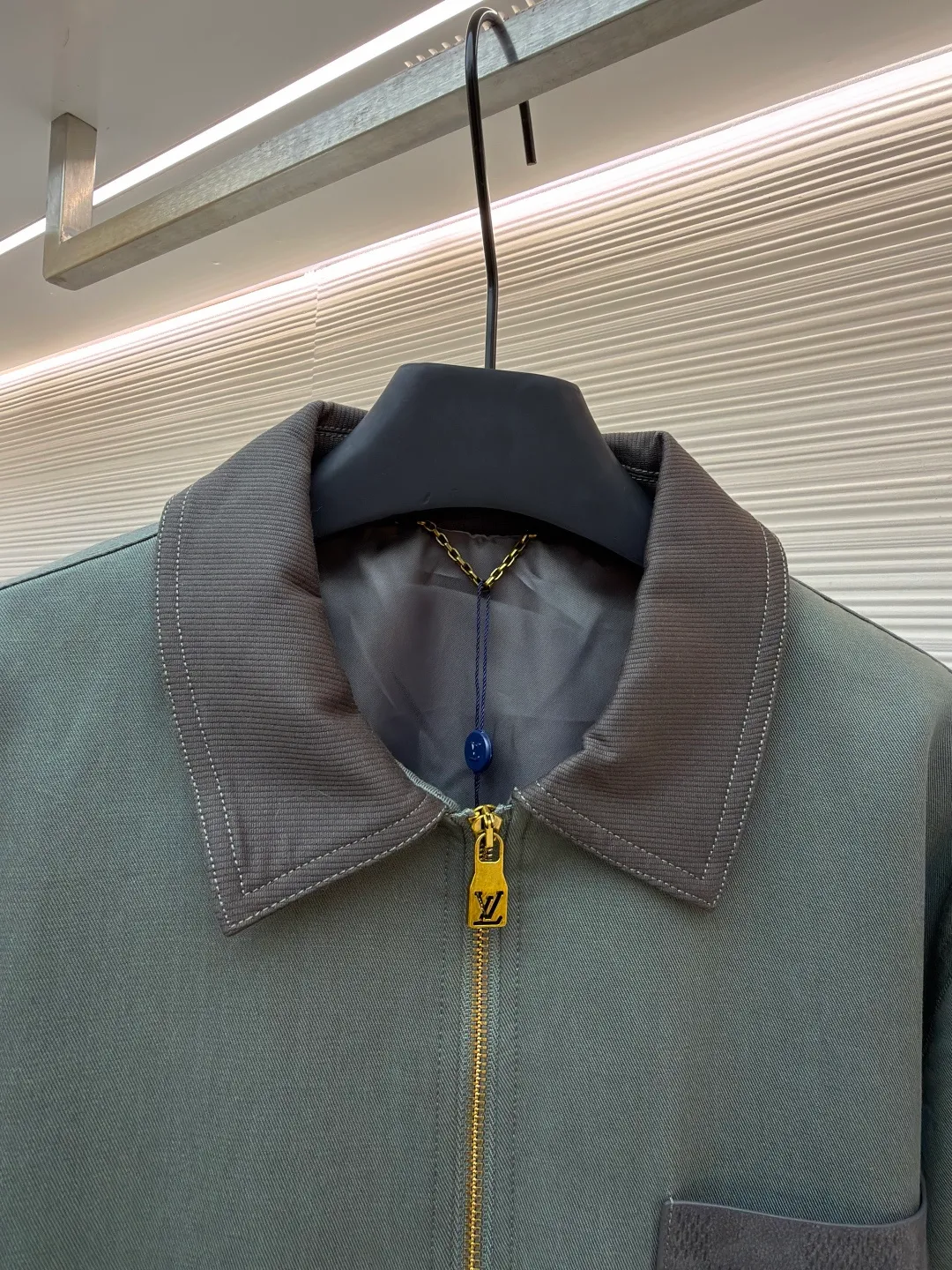 LOUIS VUITTON checkerboard pocket zipper jacket ●Original version: Purchased and developed by 23403 ●Item number: 1682124-B50 ●Fabric: linen fabric ●Technology: hot-pressed lamination ●Color: green ●Version: fitted version ●Weight: about 825 grams ●Size: S-M-L-XL ●Description: This Louis Vuitton black lapel zipper jacket shows the brand's exquisite craftsmanship. The body is made of high-density twill fabric. It has been pre-shrunk and shaped and ironed to give the fabric a crisp silhouette and wrinkle resistance, smooth touch and excellent wear resistance. The placket is equipped with a customized metal zipper. The zipper teeth are precision polished and gold-plated, making it smooth and durable. The zipper head is engraved with the brand's classic logo, and the details highlight the texture. The body pockets are made with welt bag technology, and the edges of the pockets are reinforced with double-needle stitching, which not only ensures practicality but also makes the fit neater. The chest patch pockets are spliced ​​with fabrics of different textures, and the hot-pressing lamination process makes the splices smooth and free of glue marks. The lapel part has been three-dimensionally cut and hand-drawn to fit the neck line and is not easily deformed. Every stitch follows strict stitch length standards, perfectly combining simple design with exquisite craftsmanship. The overall wiring is straight and delicate, the fabric is comfortable and soft, and the color is consistent without color difference. It can be matched with the same style to create a fashionable look and control various occasions. Customized accessories, complete with three standards, same style for men and women!